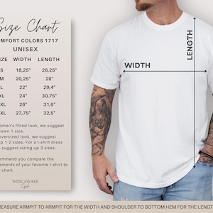 Pu&ograve; includere: T-shirt unisex bianca con tabella taglie. La tabella mostra le misure di larghezza e lunghezza in pollici per le taglie S-3XL. Il testo include anche consigli sulle taglie. L'immagine mostra una persona che indossa la maglietta.