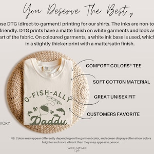 Pu&ograve; includere: T-shirt Comfort Colors avorio con la scritta "O-Fish-Ally Daddy" e una grafica a tema pesca. La maglietta &egrave; realizzata in morbido cotone e ha un'ottima vestibilit&agrave; unisex. L'immagine include anche testo sul processo di stampa.