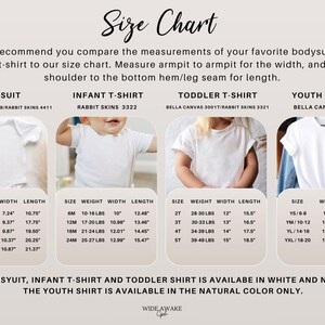 K&ouml;nnte beinhalten: Eine Gr&ouml;&szlig;entabelle f&uuml;r Kleidung mit vier Kategorien: Body, Baby-T-Shirt, Kleinkind-T-Shirt und Jugend-T-Shirt. Jeder Abschnitt enth&auml;lt ein Foto des Kleidungsst&uuml;cks, eine Tabelle mit Gewicht, Breite und L&auml;nge in Zoll sowie Text.