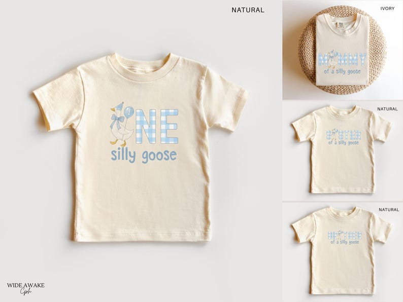K&ouml;nnte beinhalten: Ein naturfarbenes Kurzarm-T-Shirt mit einer Grafik einer Gans, die einen blau gestreiften Partyhut und eine Fliege tr&auml;gt und einen blauen Luftballon h&auml;lt. Der Text lautet ONE in blauem Vichy-Muster und silly goose in blauer Schreibschrift.
