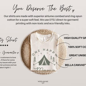 Op de afbeelding: Een beige T-shirt met een groene tentprint en de tekst "One Happy Mama" erop gedrukt. Het shirt wordt getoond op een geweven mat met een witte achtergrond. De tekst "High Quality Graphics", "100% Soft Cotton", "Great Unisex Fit" en "Bella Canvas&reg; T-Shirt" staat in zwarte tekst op een witte achtergrond.