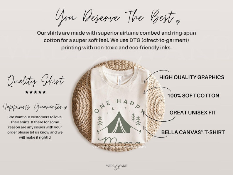 Op de afbeelding: Een beige T-shirt met een groene tentprint en de tekst "One Happy Mama" erop gedrukt. Het shirt wordt getoond op een geweven mat met een witte achtergrond. De tekst "High Quality Graphics", "100% Soft Cotton", "Great Unisex Fit" en "Bella Canvas&reg; T-Shirt" staat in zwarte tekst op een witte achtergrond.