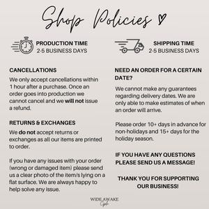 Puede incluir: Pol&iacute;ticas de la tienda para una tienda online, que establecen los plazos de producci&oacute;n y env&iacute;o, las pol&iacute;ticas de cancelaci&oacute;n y devoluci&oacute;n, y las instrucciones para realizar pedidos para una fecha determinada. El texto incluye las frases "Tiempo de producci&oacute;n", "Tiempo de env&iacute;o", "Cancelaciones", "Devoluciones e intercambios", "&iquest;Necesita un pedido para una fecha determinada?", "&iexcl;Si tiene alguna pregunta, env&iacute;enos un mensaje!" y "&iexcl;Gracias por apoyar nuestro negocio!"