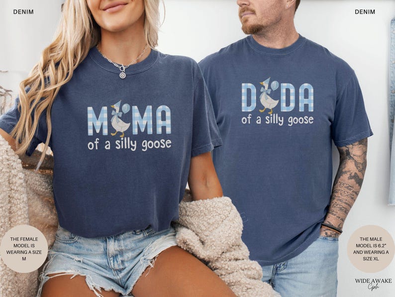 K&ouml;nnte beinhalten: Zwei blau-denimfarbene T-Shirts mit einer wei&szlig;-blau karierten Grafik einer Gans mit Partyhut. Das linke T-Shirt zeigt den Schriftzug MAMA of a silly goose, w&auml;hrend das rechte T-Shirt den Schriftzug DADA of a silly goose in wei&szlig;er Schrift zeigt.