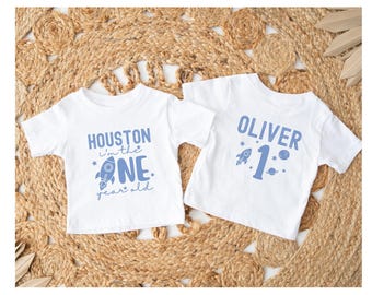 Camisetas familiares a juego "Tenemos un niño de un año" para su primer cumpleaños, camisetas con la luna y el espacio exterior, monocromáticas en azul, Comfort Colors®
