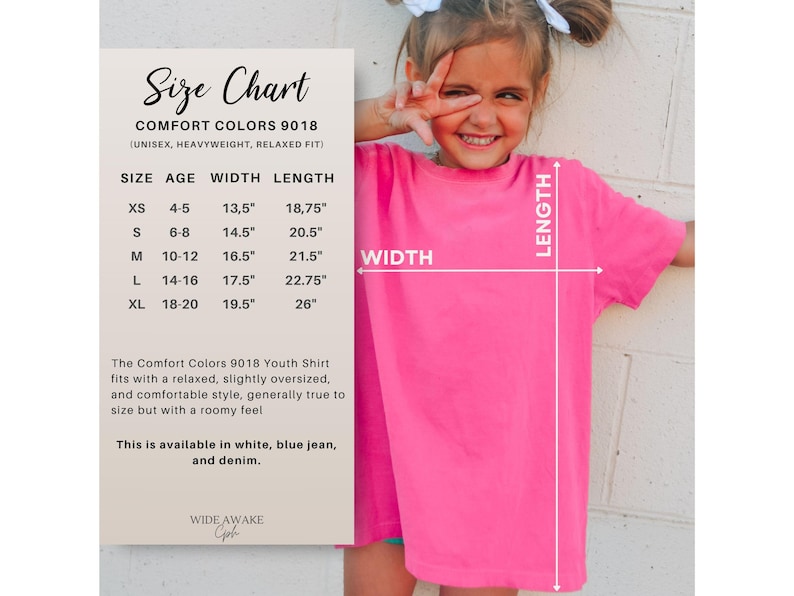 K&ouml;nnte beinhalten: Ein leuchtend pinkfarbenes T-Shirt mit kurzen &Auml;rmeln und einer Gr&ouml;&szlig;entabelle. Die Tabelle listet die Comfort Colors 9018 Jugendgr&ouml;&szlig;en von XS bis XL auf, inklusive Alter, Breite und L&auml;nge in Zoll. Der Text beschreibt eine lockere, &uuml;bergro&szlig;e Passform.