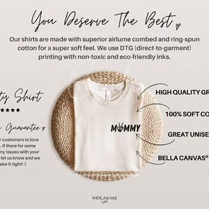 Puede incluir: Una camiseta beige con la palabra "MOMMY" impresa en negro. La camiseta se muestra en una estera tejida con un fondo blanco. El texto "HIGH QUALITY GRAPHICS", "100% SOFT COTTON", "GREAT UNISEX FIT" y "BELLA CANVAS&reg; T-SHIRT" est&aacute; escrito en negro sobre el fondo blanco.