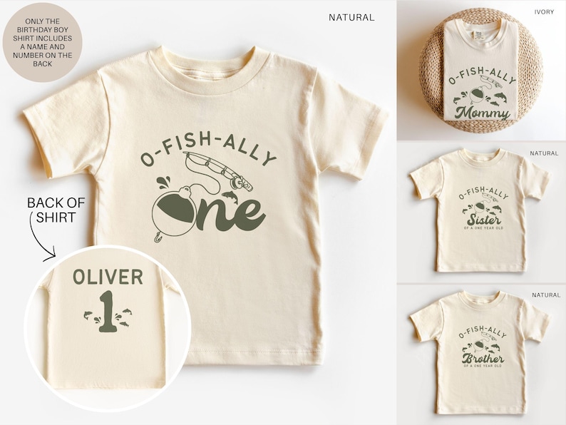 Pu&ograve; includere: T-shirt color crema a maniche corte con la scritta "O-Fish-Ally One" e una grafica a tema pesca. La parte posteriore della maglietta include il nome "Oliver" e il numero "1". Sono mostrate anche magliette aggiuntive con "Mommy", "Sister" e "Brother".
