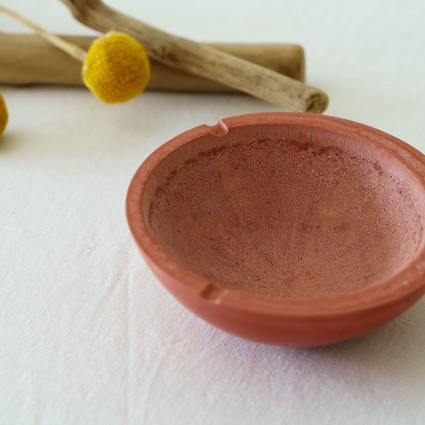 Cendrier en béton rouge - Red concrete ashtray