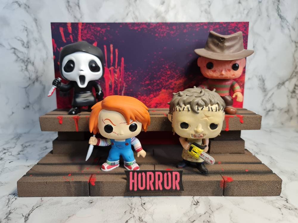 Soporte de exhibición de Horror Funko Pops. Para ser utilizado con Vinilos  Pop. Expositor de 2 niveles con temática de terror. Comisiones disponibles.  -  España