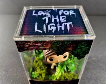 Vitrine Funko Pop The Last Of Us. Étui transparent en vinyle acrylique holographique. Vitrine de jeu à collectionner sur le thème TLOU. Ellie et Joël.