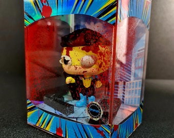 Vitrina Funko Pop Invencible. Salpicaduras de sangre y pantalla holográfica. Display serie Invencible para Funko Pop Vinilos o coleccionables.