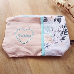 Kit personalizzato con nome ricamato Collezione Jolie Forêt lino lavato rosa salmone chiaro e menta in acqua