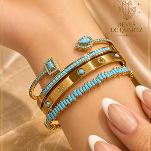 Peut inclure: Un ensemble de trois bracelets dorés ornés d'accents turquoise vifs. Un bracelet présente une pierre en forme de goutte, un autre une pierre rectangulaire, et le troisième est un anneau avec des incrustations circulaires et des motifs trèfles.