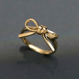 Anel de laço em prata de lei com acabamento em ouro 18K, joia minimalista para o dia a dia.