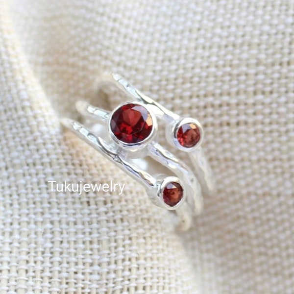 Solid Gold Garnet Solitaire Ring, Classic Elegance for Her, Stunning Vintage Gemstone Jewelry, Timelessly Chic and Luxurious!