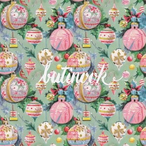 Könnte beinhalten: Nahtloses Muster mit Vintage-Weihnachtskugeln in Rosa, Weiß und Gold auf hellgrünem Hintergrund. Das Design umfasst verschiedene Kugelformen, Stechpalmen und das Wort "butinook" in weißer Schrift.