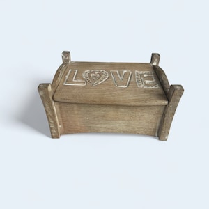 Scatola in legno con decorazioni intagliate a mano per gioielli e oggetti decorativi per la casa. immagine 1