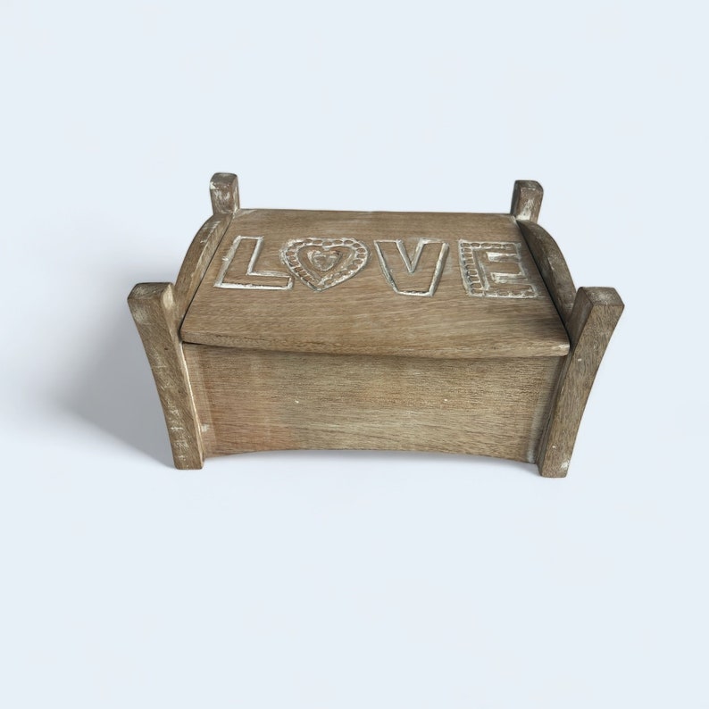 Scatola in legno con decorazioni intagliate a mano per gioielli e oggetti decorativi per la casa. immagine 1