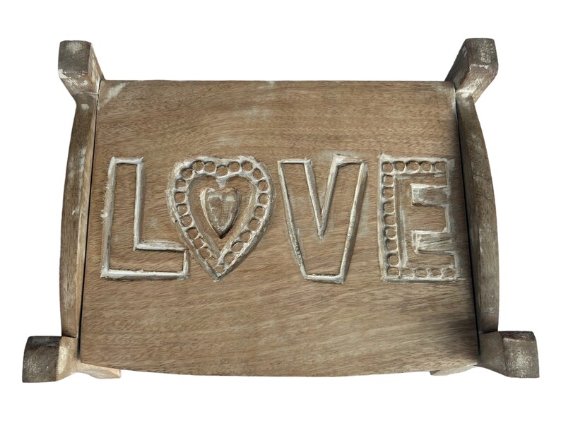 Pu&ograve; includere: Uno sgabello di legno con la parola "LOVE" intagliata nella parte superiore. Le lettere sono bianche e il cuore &egrave; decorato con un motivo intagliato.