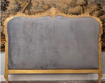 Testiera matrimoniale in legno di mango fatto a mano, intagliata e dorata in stile Luigi XV, in velluto blu scuro e grigio