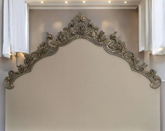 Cabecero de madera tallada tamaño king con grabado. Acabado envejecido en gris y dorado.