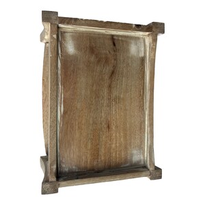 Pu&ograve; includere: Una scatola di legno con una finitura invecchiata. La scatola ha una forma rettangolare e un design semplice. La scatola &egrave; realizzata in legno naturale e ha un colore marrone chiaro.