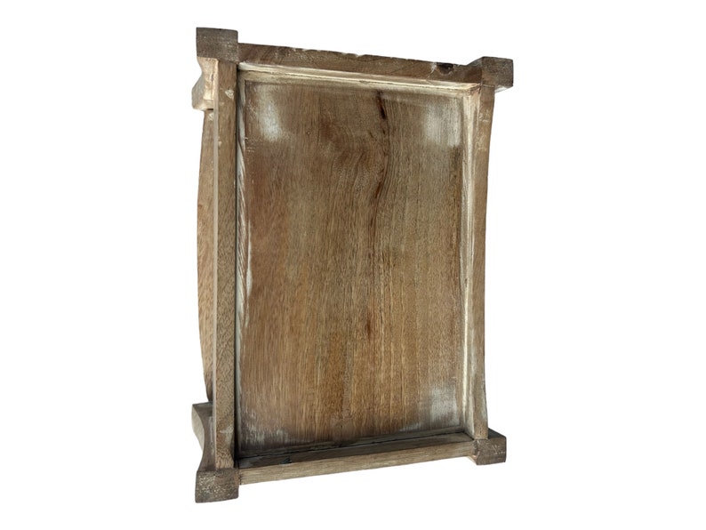 Pu&ograve; includere: Una scatola di legno con una finitura invecchiata. La scatola ha una forma rettangolare e un design semplice. La scatola &egrave; realizzata in legno naturale e ha un colore marrone chiaro.