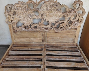 Struttura letto in legno di mango intagliato a mano: motivo a girasole effetto anticato.