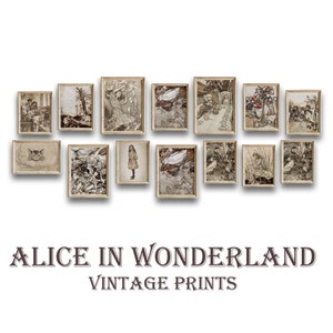 Op de afbeelding: Een set van 13 vintage Alice in Wonderland-prints in sepiatinten, ingelijst in lichtbruin hout. De prints tonen scènes uit het boek, waaronder Alice die de Cheshire Cat ontmoet, het theepartijtje van de Hoedenmaker en het kroketspel van de Koningin van harten.