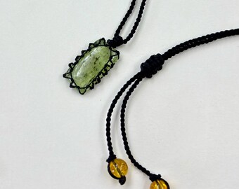 Halsband med hänge i naturlig grön kyanit med mikromakramékristall, justerbara ädelstenshängen, kristallsmycken för unisexbruk