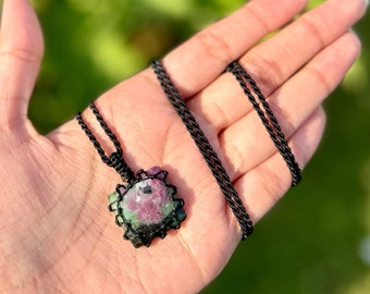 Collier pendentif macramé rubis zoisite, bijoux en macramé rubis zoisite, bijoux en cristal macramé unisexe, pendentifs de pierres précieuses, bijoux bohème