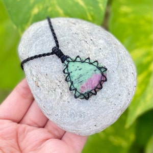 Ruby Zoisite Macrame Pendant Necklace, Ruby Zoisite Macrame Jewelry, Unisex Macrame Crystal Jewelry, Gemstone Pendants, Bohemian Jewelry