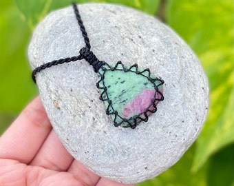 Collier pendentif Ruby Zoisite Macrame, Bijoux Ruby Zoisite Macrame, Bijoux en cristal Unisex Macrame, Pendentifs en pierres précieuses, Bijoux Boho