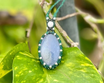 Collier pendentif en macramé de perles de calcédoine bleue, bijoux en macramé de calcédoine, pendentifs de pierres précieuses, bijoux unisexes en cristal de macramé bohème