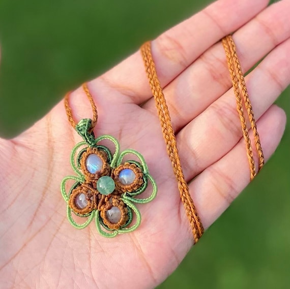 レインボームーンストーンフラワーマクラメペンダントネックレス