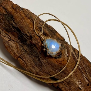 Collar de macramé con colgante de piedra lunar de fuego azul: joyería bohemia ajustable