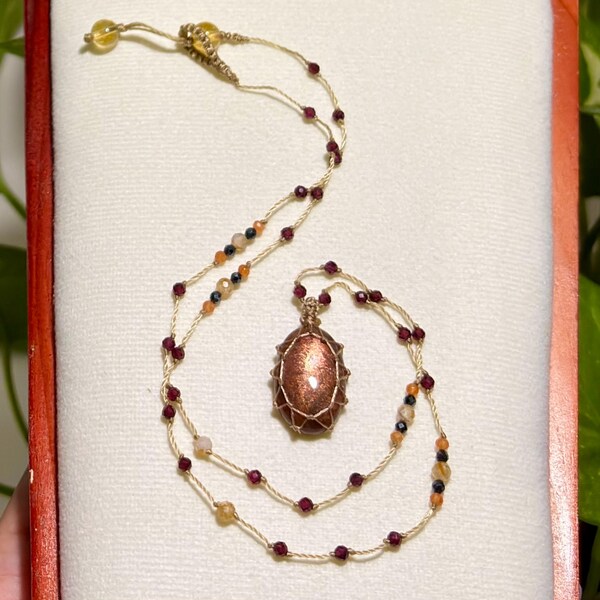 Collar de cuentas de cristal de piedra solar con bruma púrpura brillante, joyería bohemia con piedras preciosas de micro macramé