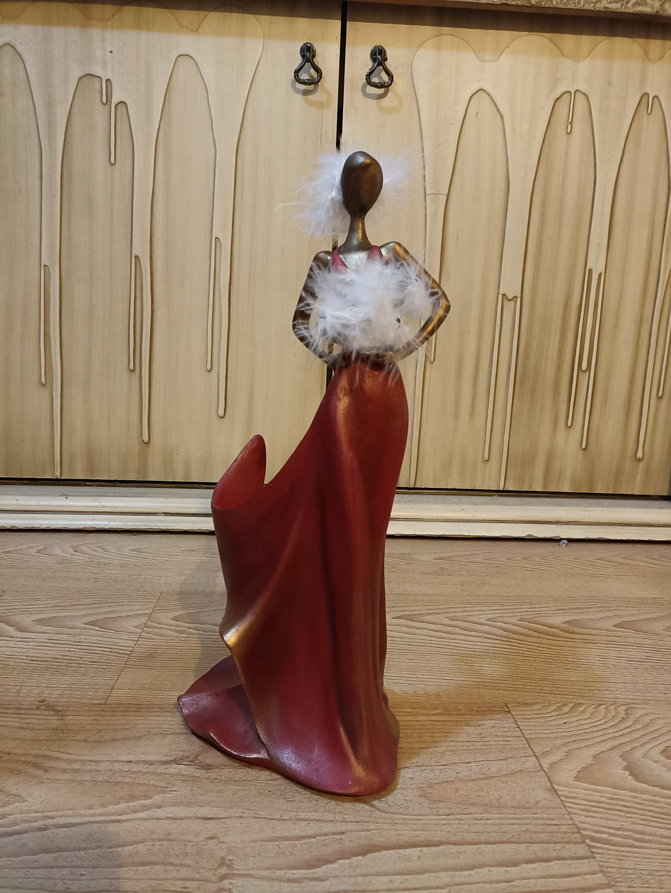 レディ彫刻ワインラック：モダンなホームデコレーション（16x13x34 cm