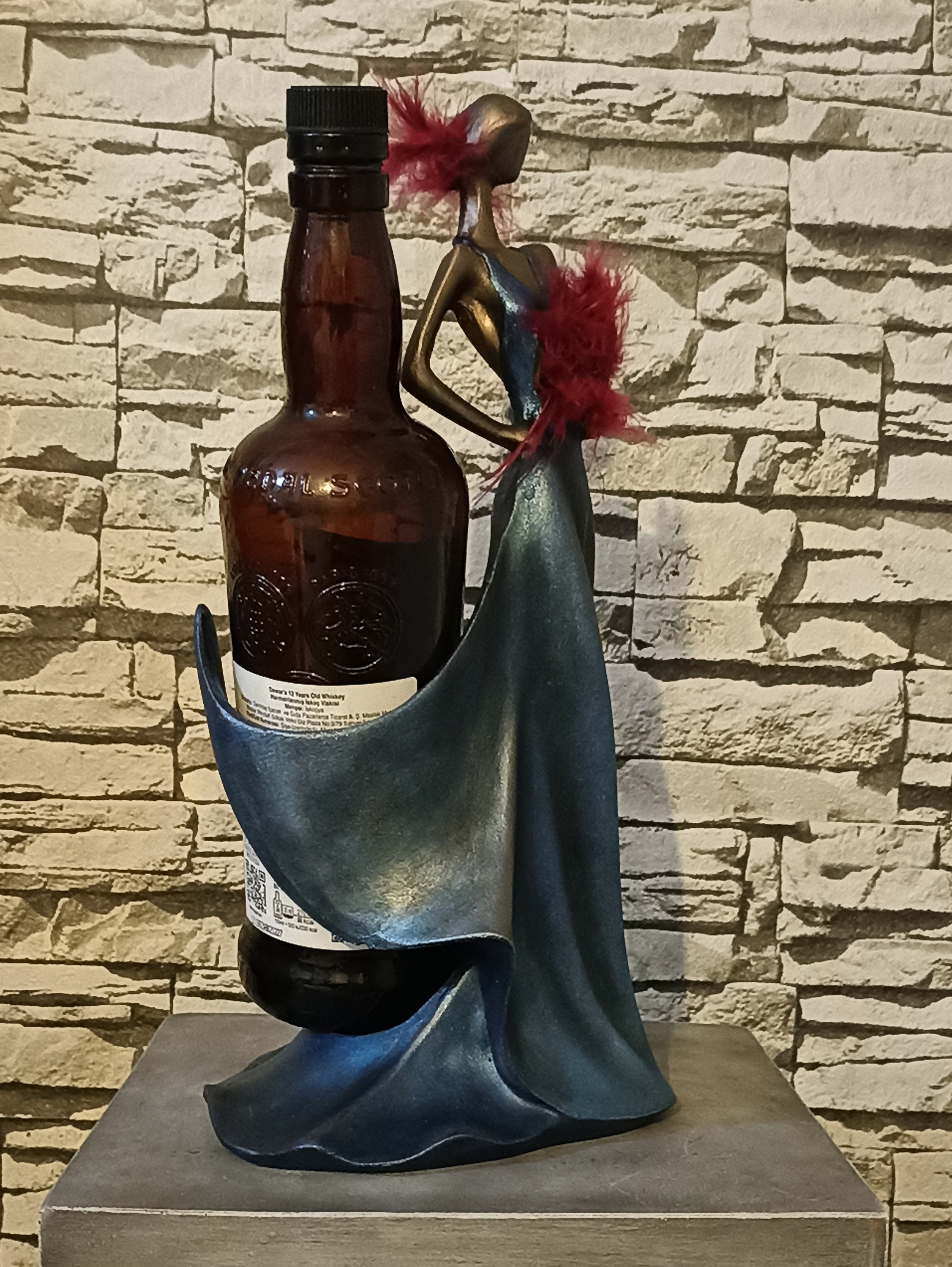 女性の彫刻デザイン ワインラック レディ彫刻ワインラック：モダンなホームデコレーション（16x13x34 cm