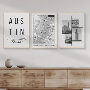 Może przedstawiać: Trzy czarno-białe wydruki w minimalistycznych ramach. Lewy wydruk zawiera tekst "Austin Texas" pogrubioną czcionką. Środkowy wydruk to mapa Austin w Teksasie ze współrzędnymi "30.2677°N / 97.7426°W". Prawy wydruk to kolaż zdjęć budynków w Austin w Teksasie.