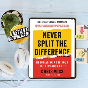 Könnte beinhalten: Ein gelber und roter Buchumschlag mit dem Titel "Never Split the Difference: Negotiating as if Your Life Depended on It" von Chris Voss mit Tahl Raz. Der Buchumschlag ist an den Rändern zerrissen, was ihm ein abgenutztes Aussehen verleiht. Das Buch ist ein Bestseller des Wall Street Journal.