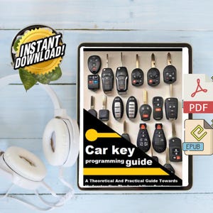 Könnte beinhalten: Ein digitaler Leitfaden zur Programmierung von Autoschlüsseln, der auf einem Tablet angezeigt wird und verschiedene Autoschlüssel-Designs zeigt. Auf dem Cover steht "Car key programming guide" mit dem Text "Instant Download!". PDF- und EPUB-Symbole sind sichtbar, zusammen mit einem weißen Kopfhörer.