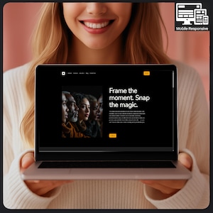 Puede incluir: Un portátil con una pantalla negra que muestra un sitio web con el texto "Frame the moment. Snap the magic." El sitio web presenta imágenes de personas diversas. El portátil lo sostiene una persona que lleva un jersey blanco.