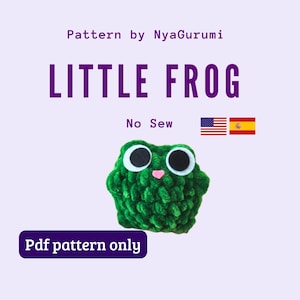 Op de afbeelding: Een groene gehaakte kikkerknuffel met grote witte en zwarte ogen en een kleine roze neus. De tekst luidt Pattern by NyaGurumi, LITTLE FROG, No Sew en Pdf pattern only, vergezeld van iconen van de Amerikaanse en Spaanse vlag.