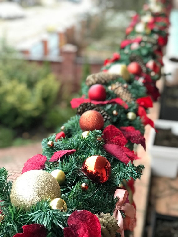 Klassische rote und grüne Weihnachtsgirlande