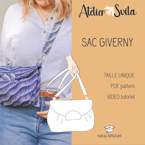 May include: A white and blue patterned fabric bag with a long strap. The bag is being held by a person wearing a white shirt and blue jeans. The image also includes text that says "Atelier Svila", "Sac Giverny", "Taille Unique", "PDF pattern", "VIDEO tutoriel", and "niveau débutant".