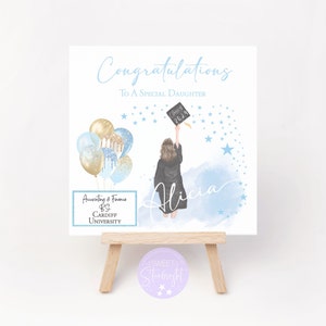 Cartão de felicitações de formatura para filha com diploma e universidade ou faculdade tema azul