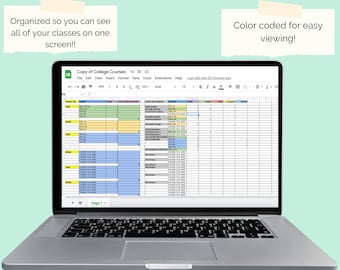 Op de afbeelding: Een laptopscherm dat een spreadsheet toont met kleurgecodeerde rijen en kolommen. De spreadsheet heeft de titel "Kopie van College Cursussen" en is georganiseerd om een lijst met cursussen te tonen. De tekst "Georganiseerd zodat je al je lessen op één scherm kunt zien!!" staat bovenaan de afbeelding. De tekst "Kleurgecodeerd voor gemakkelijk bekijken!" staat rechtsboven in de afbeelding.