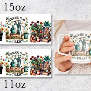 Pu&ograve; includere: Tazza in ceramica bianca con un design a tema giardinaggio. La tazza presenta un'illustrazione dipinta a mano di un pozzo, un annaffiatoio, fiori e attrezzi da giardinaggio. Il testo sulla tazza recita "Gardening is my therapy". La tazza &egrave; disponibile in due dimensioni: 11 oz e 15 oz.